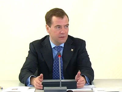 Медведев: внедрение электронной карты упростит бюрократические процедуры